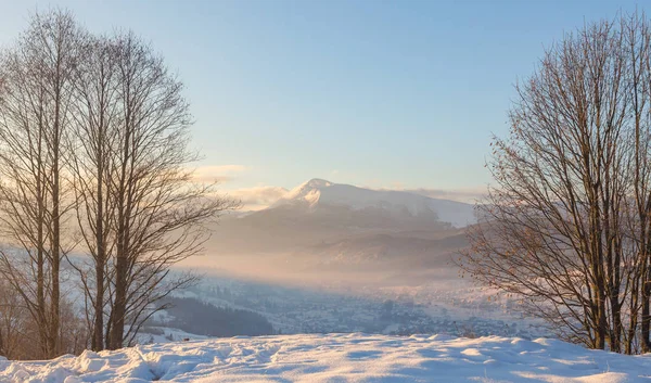 Beautiful winter landscape in the mountains. — Stock Photo, Image