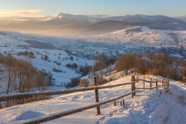 Dağlardaki güzel kış manzarası.