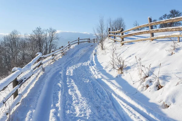 Kış ülke yatay, ahşap çit ve karlı yol
