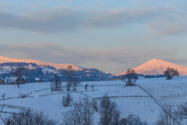 Красивий зимовий пейзаж в горах . — стокове фото