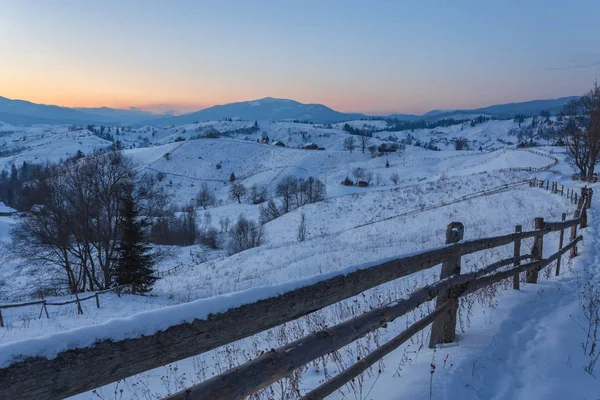 Vinterlandskap med vägen — Stockfoto