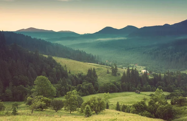 Majestuoso atardecer en el paisaje de las montañas. — Foto de Stock