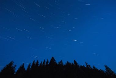 Mavi, karanlık, gökyüzü yıldızlarla dolu..