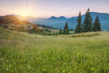 Dağlarda muhteşem bir gün batımı..