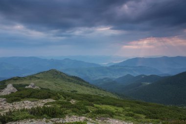 Dağlardaki güzel yaz manzarası.
