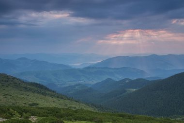 Dağlardaki güzel yaz manzarası.