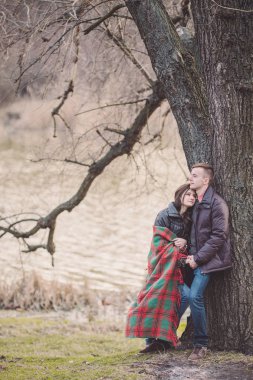 Sonbahar parkında genç bir çift