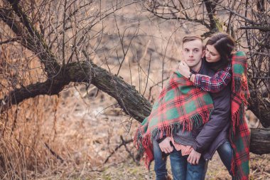 genç bir çift aşık sonbahar parkta yürüyüş