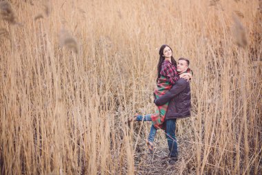 genç bir çift aşık sonbahar parkta yürüyüş