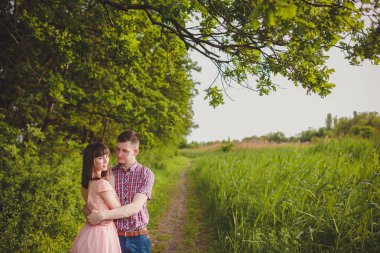 doğa üzerinde birlikte aşık genç Çift