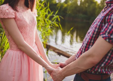 Sevgi, çekici bir adam ve kadının romantik akşam kumsalda genç Çift