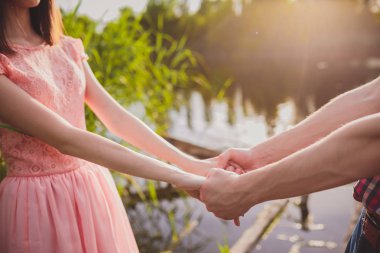 Sevgi, çekici bir adam ve kadının romantik akşam kumsalda genç Çift