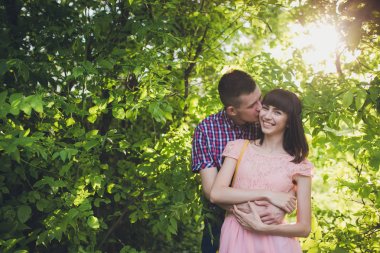 doğa üzerinde birlikte aşık genç Çift