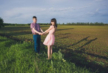 doğa üzerinde birlikte aşık genç Çift