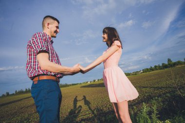 doğa üzerinde birlikte aşık genç Çift