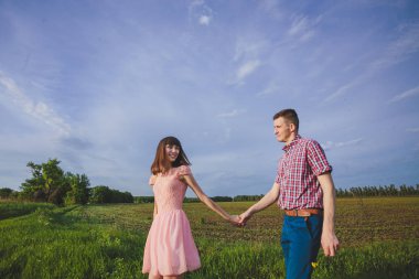 doğa üzerinde birlikte aşık genç Çift