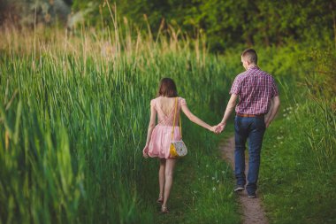 doğa üzerinde birlikte aşık genç Çift