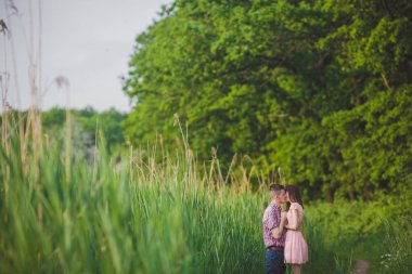 Mutlu çift tatilde. Aşık gülüyorlar. Mutlu erkek ve kız.