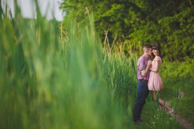 doğa üzerinde birlikte aşık genç Çift