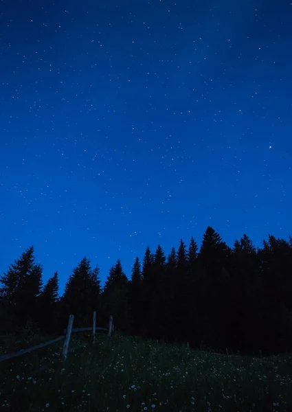 Μπλε σκούρο ουρανό νύχτα με πολλά αστέρια. — Φωτογραφία Αρχείου