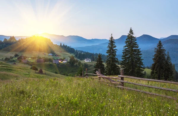 Dağlarda muhteşem bir gün batımı..