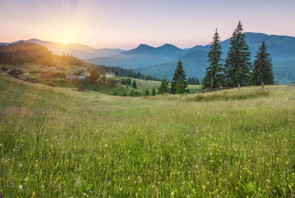 Dağlarda muhteşem bir gün batımı..
