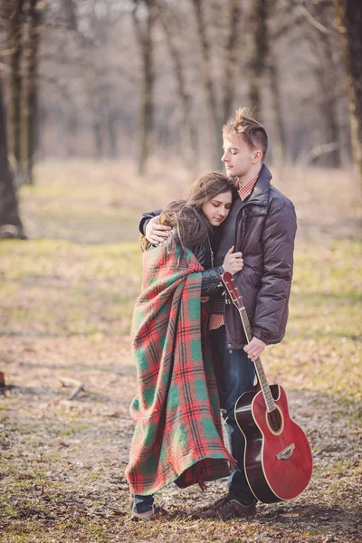 Para spacerująca w romantycznym nastroju z gitarą na świeżym powietrzu w parku. — Zdjęcie stockowe