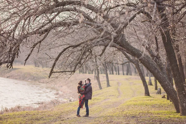 Jovem casal apaixonado andando no parque de outono — Fotografia de Stock