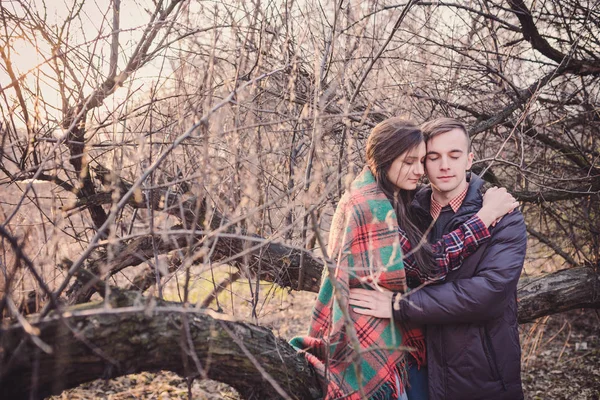 对年轻夫妇在爱在秋天公园散步 — 图库照片