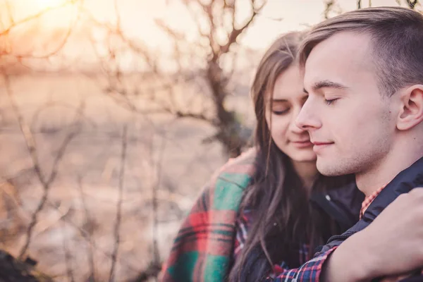 Jeune couple dans le parc d'automne — Photo