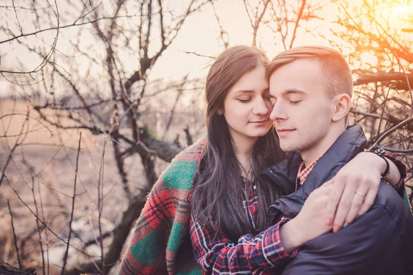 Fiatal pár, az őszi park séta szerelmes — Stock Fotó