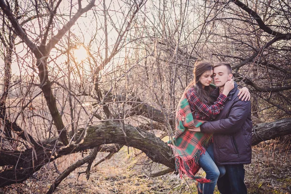 Молодая пара влюбленных прогулок в осеннем парке — стоковое фото