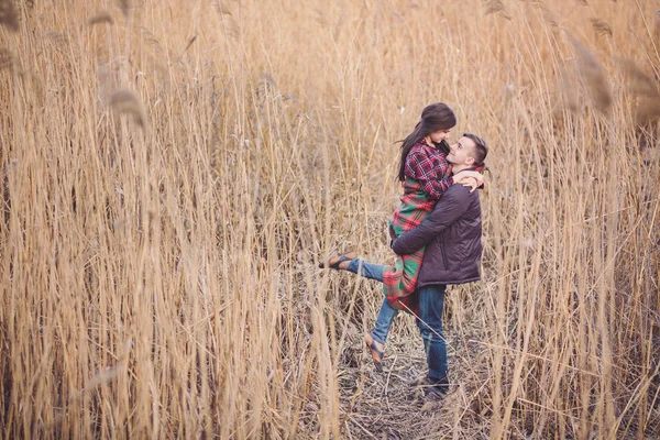 Jeune couple dans le parc d'automne — Photo