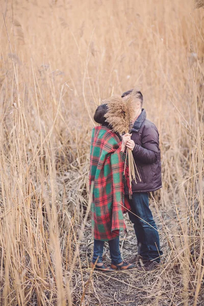 Młoda para w miłości spaceru w parku jesień — Zdjęcie stockowe