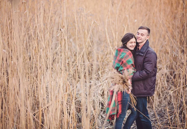 Jeune couple amoureux marchant dans le parc d'automne — Photo