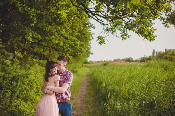 Joven pareja en el amor juntos en la naturaleza — Foto de Stock