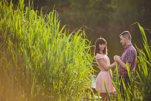 Mutlu çifte bir göl