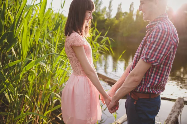 Junges verliebtes Paar, attraktiver Mann und Frau genießen romantischen Abend am Strand — Stockfoto