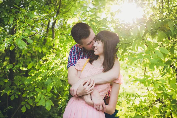 Joven pareja en el amor juntos en la naturaleza — Foto de Stock