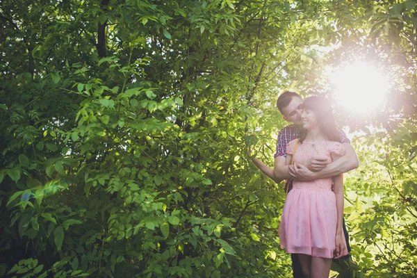 Um casal feliz de férias. Os amantes estão a rir. Rapaz feliz e menina . — Fotografia de Stock