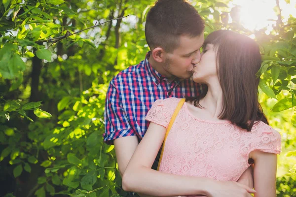 Um casal feliz de férias. Os amantes estão a rir. Rapaz feliz e menina . — Fotografia de Stock