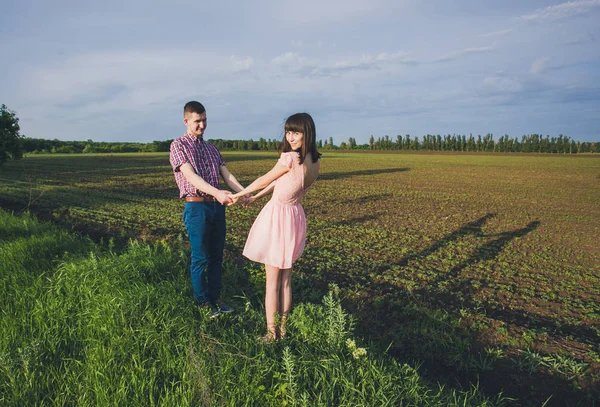 doğa üzerinde birlikte aşık genç Çift