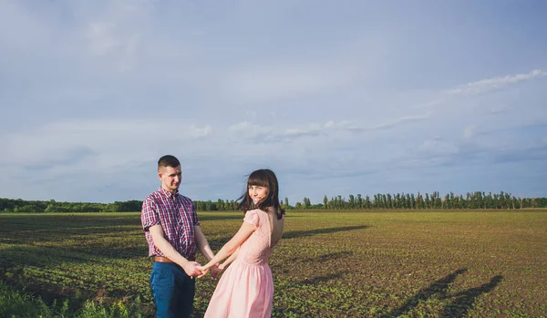 Sevgi, çekici bir adam ve kadının romantik akşam kumsalda genç Çift