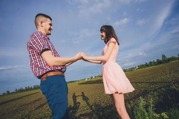 Mutlu çift tatilde. Aşık gülüyorlar. Mutlu erkek ve kız.