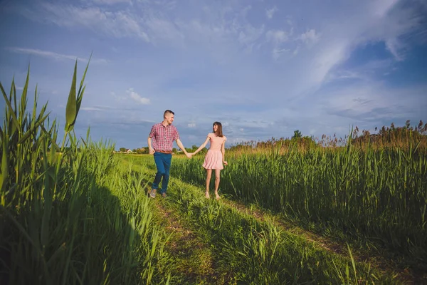 Junges verliebtes Paar in die Natur — Stockfoto