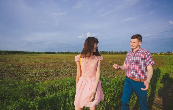 Mutlu çift tatilde. Aşık gülüyorlar. Mutlu erkek ve kız.