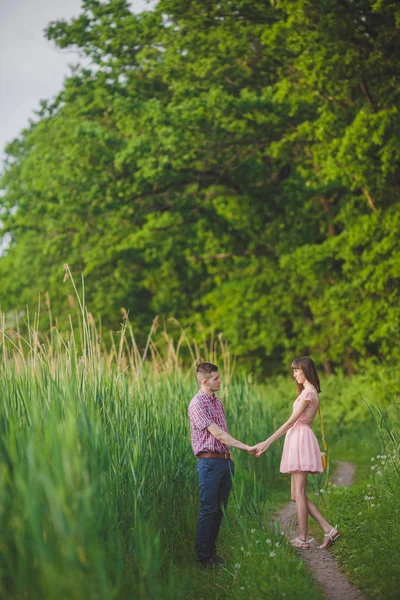 Jeune couple amoureux de la nature — Photo