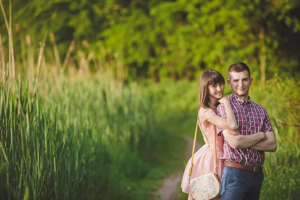 Glückliches Paar im Urlaub. Liebhaber lachen. glücklicher Kerl und Mädchen. — Stockfoto