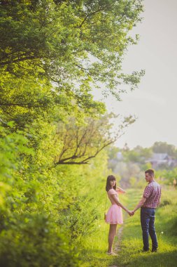 Mutlu çift tatilde. Aşık gülüyorlar. Mutlu erkek ve kız.