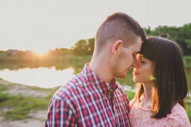 Sevgi, çekici bir adam ve kadının romantik akşam kumsalda genç Çift